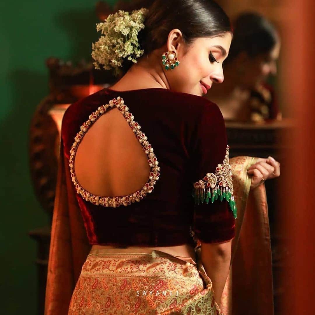 Indianstreetfashionのインスタグラム：「Always bringing you sexy back inspiration ♥️ #indianstreetfashion @indianstreetfashion #indianwedding #weddings #weddingsupplier #wedding #weddingsofinstagram #instawedding  #bridesofindia #bridesofinstagram #indianbridaloutfit #bridaloutfit #weddinglook  #bridestyle #weddingtrend #jewellery #weddinginspo #weddingplanner #weddingblogger #destinationwedding #weddingchoreography #couture #weddingjewellery #weddingshopping #weddingseason #indiandesigner」