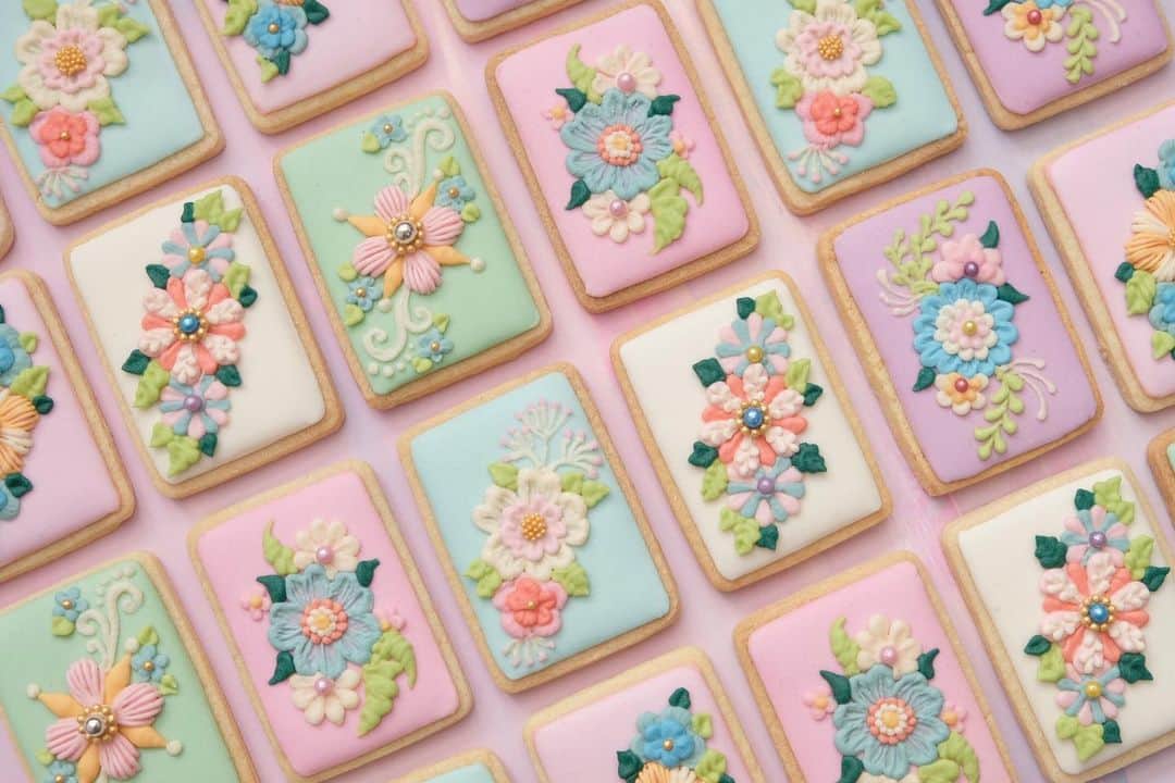 KUNIKAのインスタグラム：「Spring colored flower card cookies🐝🌸🌸🌸  #artofkunika」