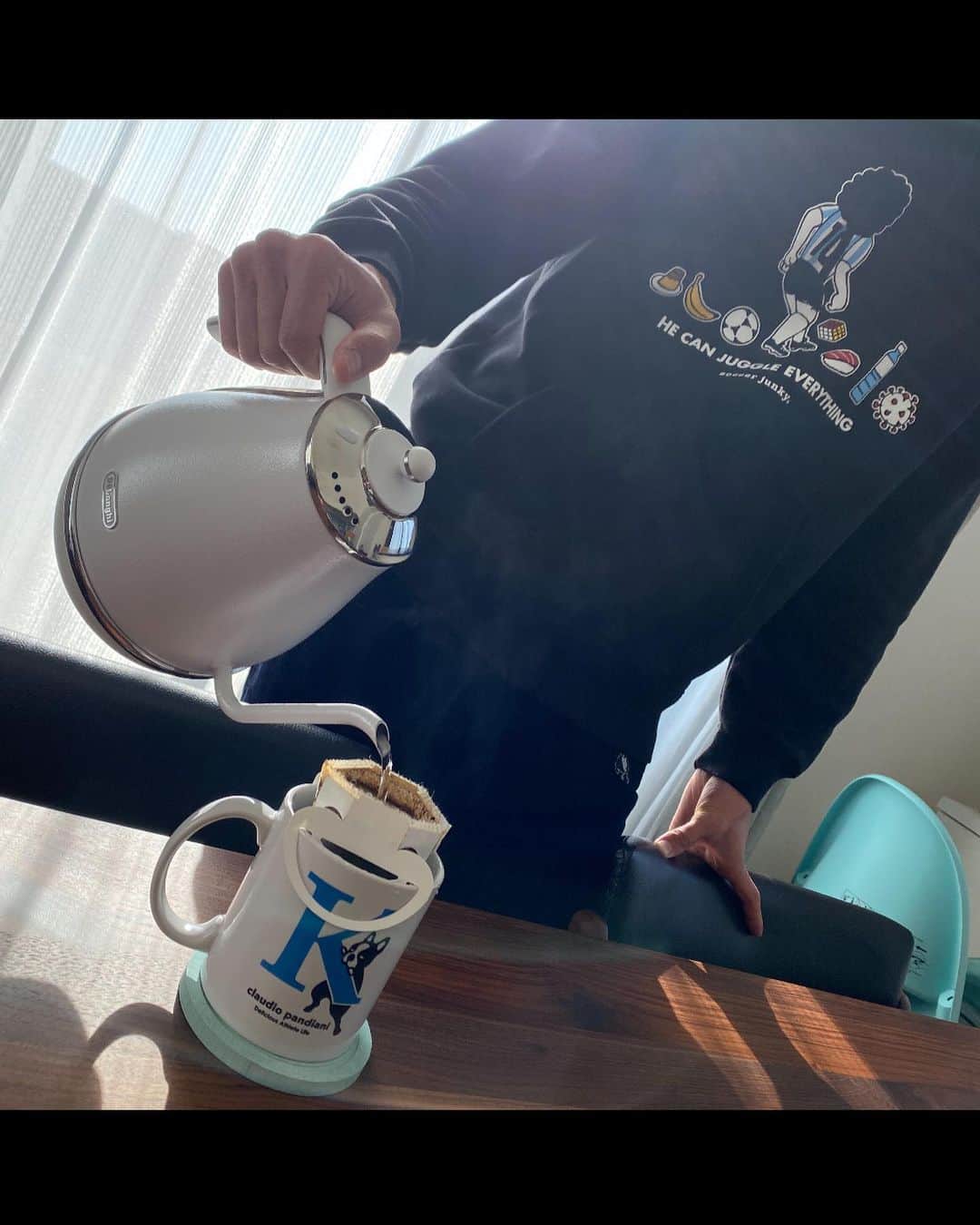 佐藤謙介のインスタグラム：「. @tommycoffee.1101 さんから珈琲いただきました。 ありがとうございます！ これなら僕でも簡単に珈琲タイムできるかな😎 おうち時間のお供にみなさんもおいしい珈琲はいかがですか？ ぜひチェックしてみてください！  @soccerjunky_official  @claudiopandiani_onlineshop  いつも素敵な洋服をありがとうございます！ こちらもチェックお願いします🙇‍♂️  #とみー珈琲 #おうち時間 #簡単 #サッカージャンキー #おしゃれ #パーカー #オンラインショップ」