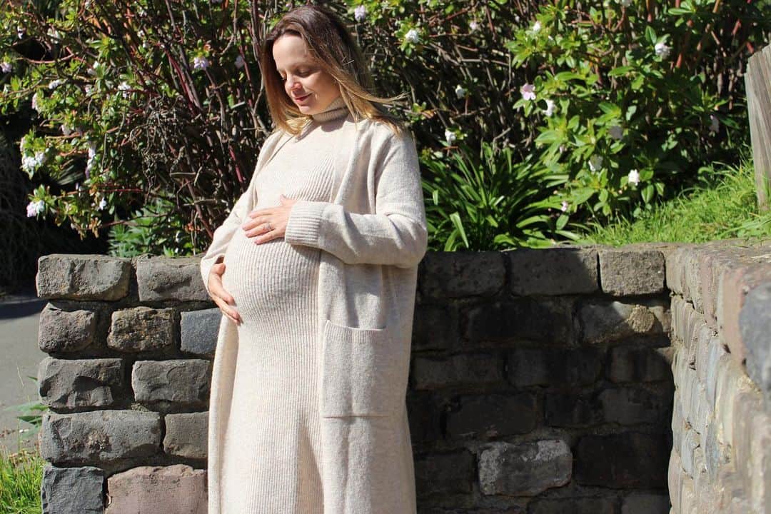 ミーナ・スヴァーリのインスタグラム：「You are my greatest gift. ✨ (Created and photographed by @mikehope__ ❣️) #BabyHope #ComingSoon #SpiritBaby #MamaMena」