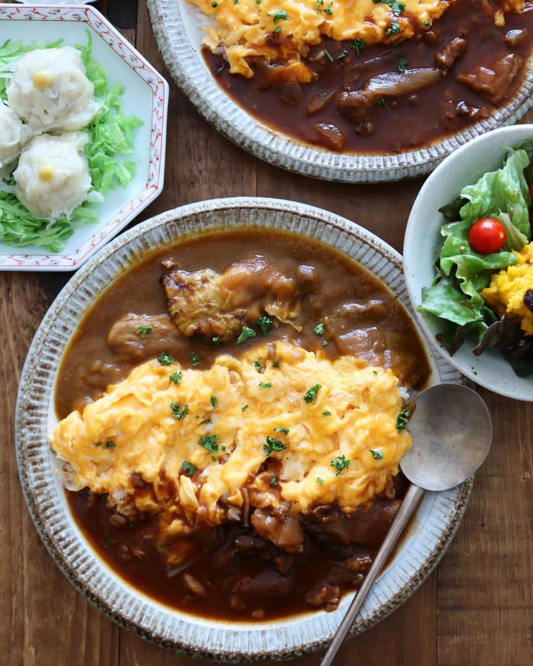 まいちくさんのインスタグラム写真 - (まいちくInstagram)「2021.2.19🍛 ． ． Hello(｡>∀<｡)♡ ． ． 今日のランチ ． カレー＆ハヤシのあいがけ スクランブルエッグのっけライス 焼売 サラダ🥗 ． ． 長野県南信州・下條村の湖畔宿 @inadanihonpo さんのお試し惣菜（冷凍）セット、燻し旨カレーと牛すじトマトハヤシライス、手作り焼売をお試しさせていただきました。 ． 網焼きした蒸し若鶏の風味、トロトロ牛すじ、トマト＆デミソースの絶妙なバランス、ふわふわジューシーな焼売、どれもとても美味しかったです😋 ． 湖畔宿を営む傍らお惣菜の販売も行なってらっしゃるそう。 無添加で美味しい＂湖畔宿の味＂、 詳しくは @inadanihonpo さんのプロフからご覧くださいね☺️ ． ． #あいがけカレーハヤシ#ランチ#昼食 #カレー#カレーライス #ハヤシライス #幸せを呼ぶ燻し旨カレー  #牛すじトマトハヤシライス #手作り焼売 #伊那谷本舗 #foodstagram#instafood  #delistagrammer  #おうちごはん#フーディテーブル #igersjp#ellegourmet #ouchigohanlover  #マカロニメイト#ご飯でエールを #homecooking #foodlovers#foodie」2月19日 16時21分 - maichiku3