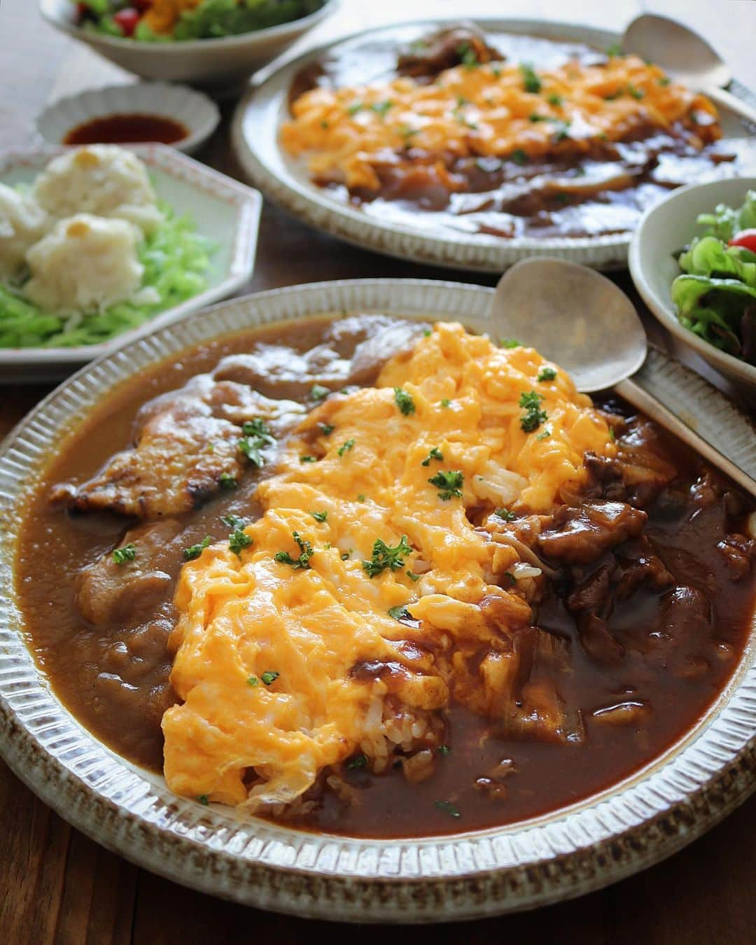 まいちくのインスタグラム：「2021.2.19🍛 ． ． Hello(｡>∀<｡)♡ ． ． 今日のランチ ． カレー＆ハヤシのあいがけ スクランブルエッグのっけライス 焼売 サラダ🥗 ． ． 長野県南信州・下條村の湖畔宿 @inadanihonpo さんのお試し惣菜（冷凍）セット、燻し旨カレーと牛すじトマトハヤシライス、手作り焼売をお試しさせていただきました。 ． 網焼きした蒸し若鶏の風味、トロトロ牛すじ、トマト＆デミソースの絶妙なバランス、ふわふわジューシーな焼売、どれもとても美味しかったです😋 ． 湖畔宿を営む傍らお惣菜の販売も行なってらっしゃるそう。 無添加で美味しい＂湖畔宿の味＂、 詳しくは @inadanihonpo さんのプロフからご覧くださいね☺️ ． ． #あいがけカレーハヤシ#ランチ#昼食 #カレー#カレーライス #ハヤシライス #幸せを呼ぶ燻し旨カレー  #牛すじトマトハヤシライス #手作り焼売 #伊那谷本舗 #foodstagram#instafood  #delistagrammer  #おうちごはん#フーディテーブル #igersjp#ellegourmet #ouchigohanlover  #マカロニメイト#ご飯でエールを #homecooking #foodlovers#foodie」