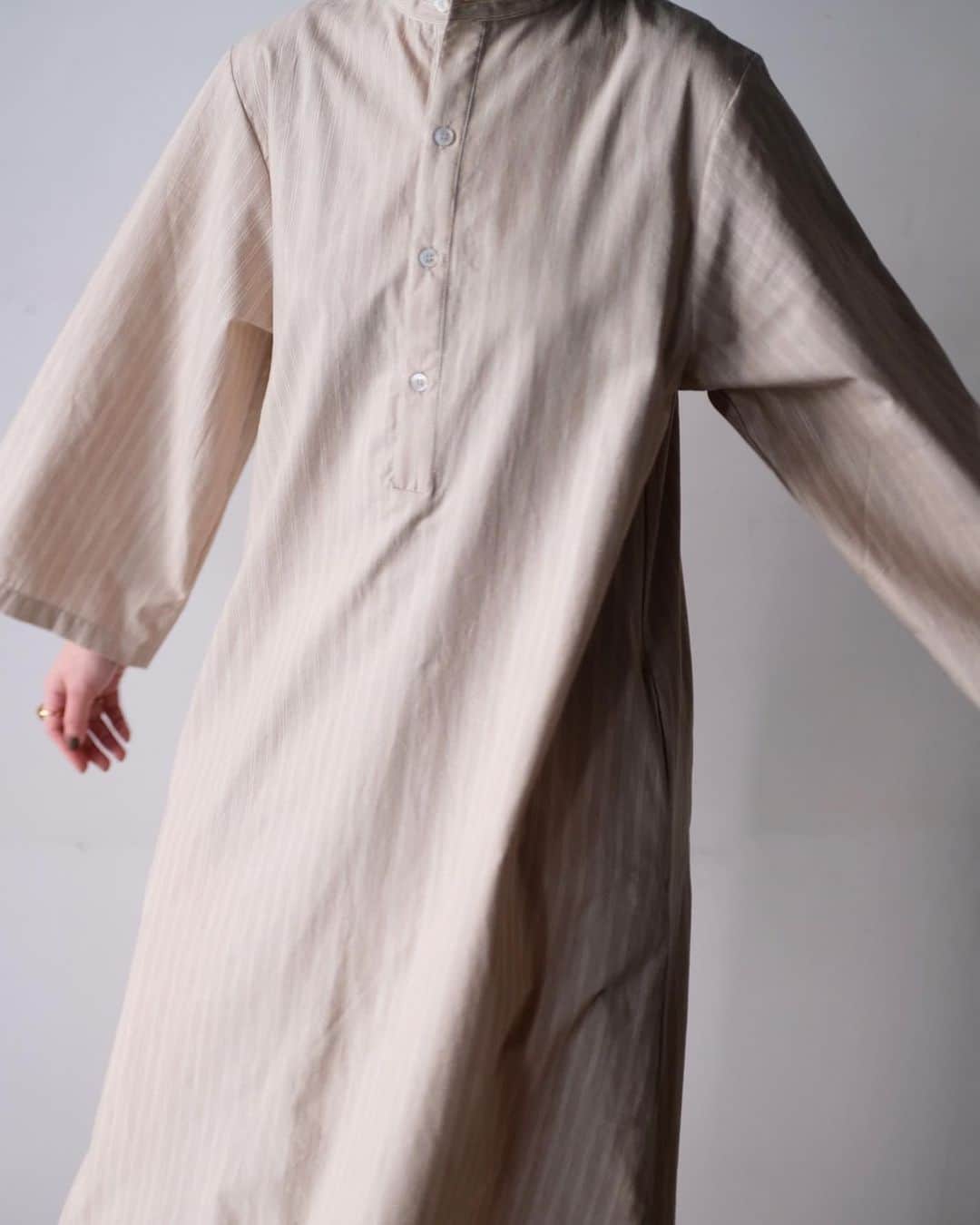 BLOOM&BRANCHのインスタグラム：「﻿ Information ﻿ Cristaseya for BLOOM&BRANCH ﻿ COTTON SILK CAFTAN exclusive﻿ (women’s) 21.2.20- Release﻿ -﻿ 2月20日(土)よりTOKYO、YOKOHAMA、WEB SHOPにてCristaseyaの別注ドレスを発売いたします。ブランドの代名詞ともいえるカフタンドレスを、ビンテージコットンとシルクからなるオリジナルのストライプ生地で特別にオーダーいたしました。異国情緒漂うリラックス感と、エレガントさを持ち合わせたドレスを是非お楽しみください。﻿ -﻿ 発売に先駆けJOURNALではCristaseyaチームへのスペシャルインタビューや、ウィメンズディレクター中出の”心の旅”についてご紹介しております。﻿ -﻿ @cristaseya @bloomandbranch﻿ #cristaseya #bloomandbranch」