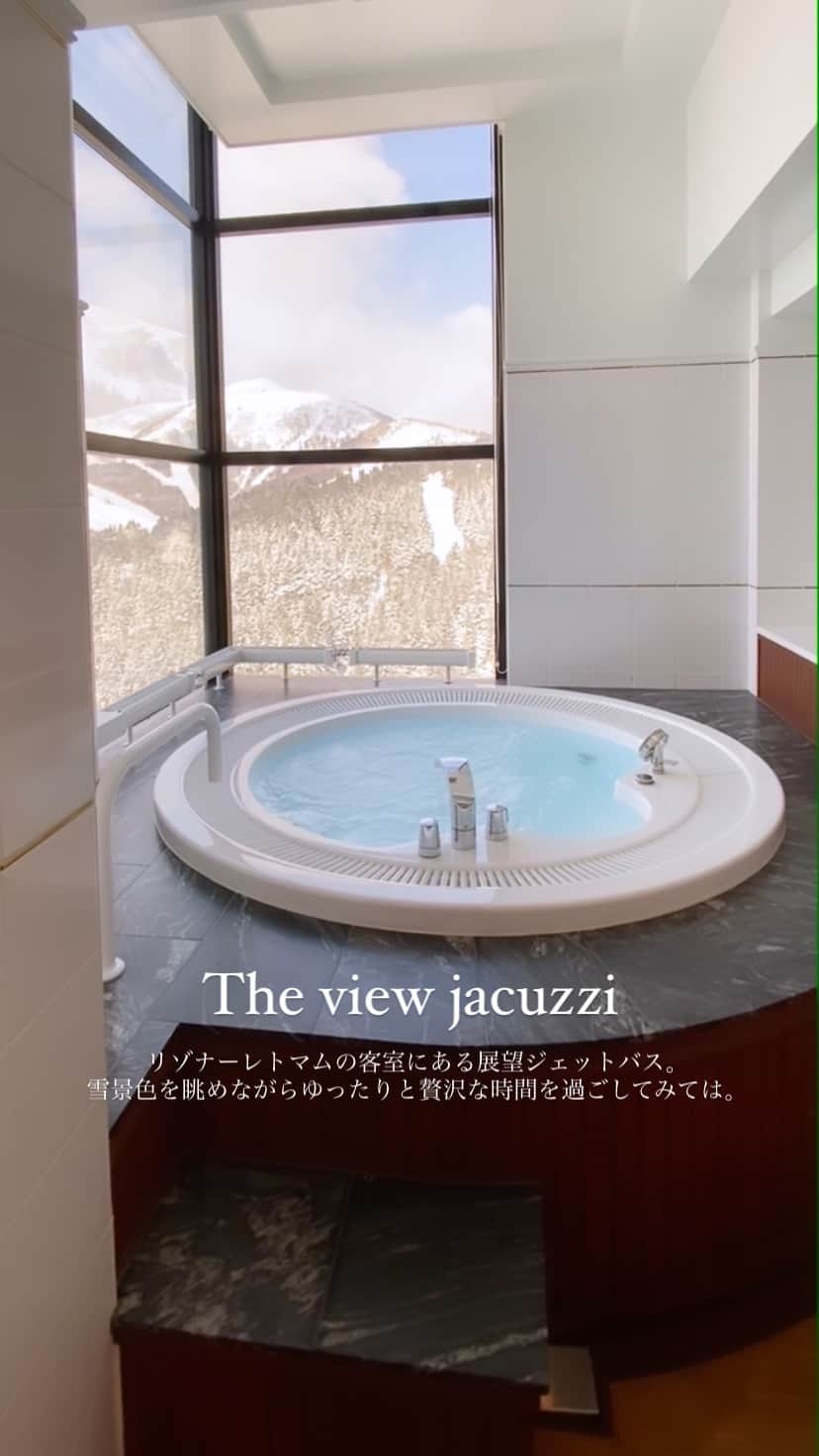 星野リゾート　トマムのインスタグラム：「リゾナーレトマムの客室にある展望ジェットバス。 雪景色を眺めながらゆったりと贅沢な時間を過ごしてみては。  #HoshinoResorts #星野リゾート #tomamu #hoshinoresortstomamu #星野リゾートトマム #トマム #risonaretomamu #リゾナーレトマム #risonare #リゾナーレ #北海道旅行 #星野集團 #Hokkaidotrip #霧氷テラス　#terraceoffrosttree」
