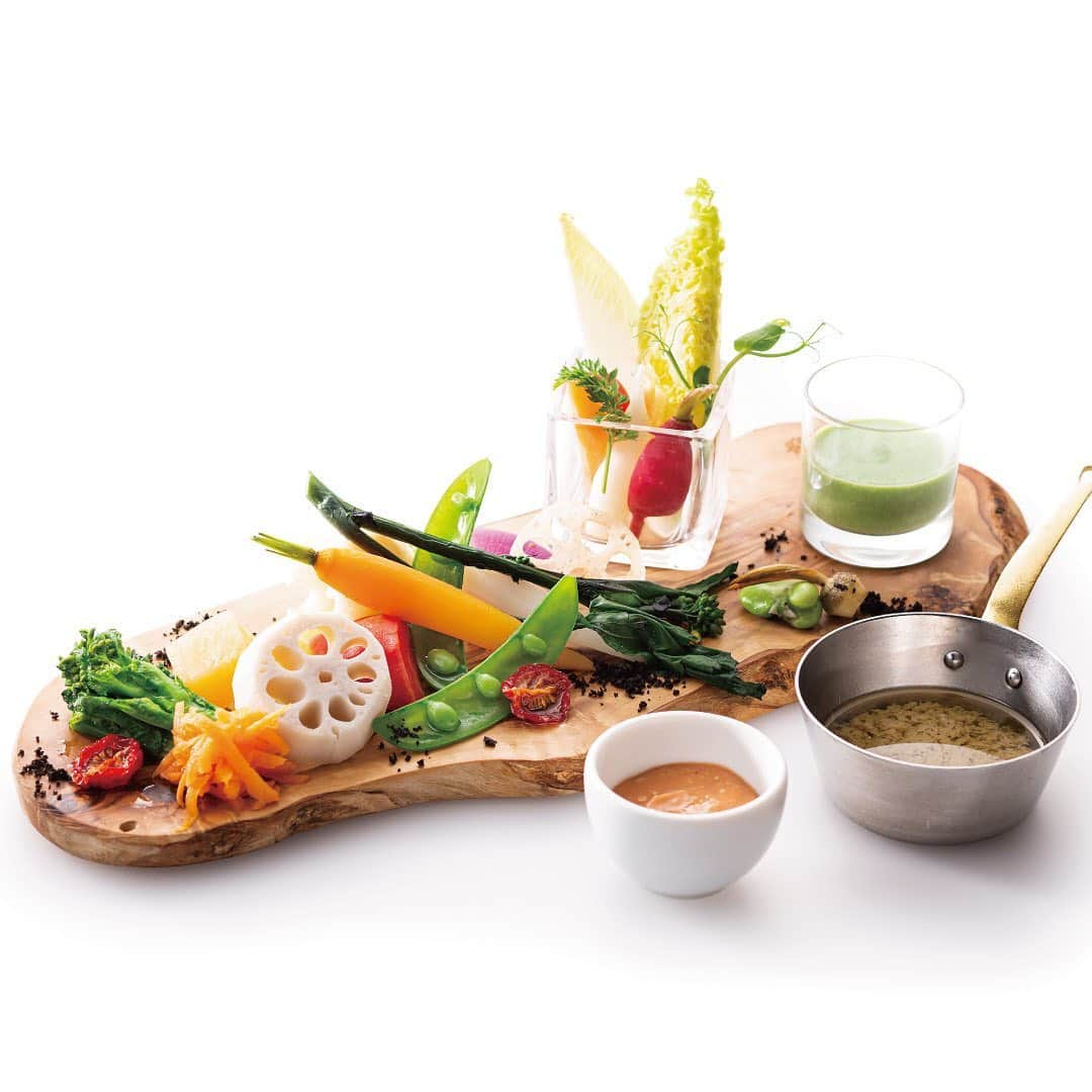 Imperialhotel_jp_帝国ホテル 公式さんのインスタグラム写真 - (Imperialhotel_jp_帝国ホテル 公式Instagram)「～新鮮な野菜でヘルシーな春を～ 帝国ホテル 東京の「パークサイドダイナー」では、3月1日（月）から4月25日（日）まで、春の新鮮な野菜をたっぷり使ったメニューをお届けします。彩り鮮やかな野菜を3種類のディップで味わえるヘルシーなプレートや、お肉のような食感と満足感を再現した大豆ミートのヴィーガンバーガーをご用意。野菜を食べて心も身体も軽やかに過ごしませんか？  詳細は @imperialhotel_jp_official プロフィールURL（公式HP）より「帝国ホテル 東京」→「レストラン」→「カジュアルレストラン パークサイドダイナー」へ。  #imperialhoteljp #imperialhotel #imperialhoteltokyo #japan #tokyo #hibiya #ginza #spring #vegetable #freshvegetable #vegan #veganburger #soymeat #healthy #帝国ホテル #帝国ホテル東京 #東京 #日比谷 #銀座 #春野菜 #ヴィーガン #ヴィーガンバーガー #大豆ミート #帝國飯店 #帝國飯店東京 #日本 #임페리얼호텔 #임페리얼호텔도쿄 #일본 #도쿄」2月19日 16時27分 - imperialhotel_jp_official