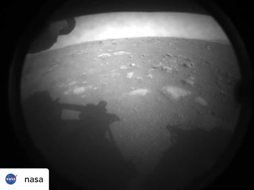 リー・シェンロンのインスタグラム：「Greetings from Mars.   In the wee hours of this morning SG time, @NASA's Perseverance rover landed safely on the red planet after a 7-month journey from Earth.  It is a remarkable feat of science, engineering, and space exploration. This latest NASA rover builds on the success of the previous four Mars rover missions. But it was complicated by the pandemic – the many teams involved had to collaborate, construct the vehicle, and plan the mission amid COVID-19 safety measures. ‘Perseverance’ was aptly named indeed!  The rover has landed in Jezero crater, which scientists believe was an ancient lake. It is a good spot to look for evidence of microbial life that may have flourished on Mars eons ago, before the planet dried up. In its two-year mission, Perseverance will collect rock and soil samples that will eventually be returned to Earth in future missions. It will also carry out tech experiments in the Martian environment, including flying a mini robotic helicopter (this is very difficult as Mars has a very thin atmosphere, less than 1% of Earth’s).  Even in troubled times, it is important to press on with scientific endeavour, not only in areas with tangible benefits, but also where returns are not immediate or obvious. Seeking to explore and understand the world around us and beyond is vital to the human spirit, and the progress of humanity. – LHL」