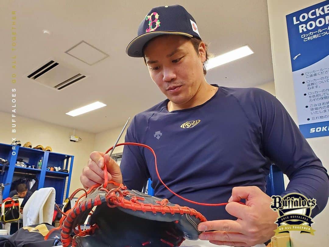 オリックス・バファローズさんのインスタグラム写真 - (オリックス・バファローズInstagram)「#伏見寅威 #とらい師匠 #オリの元気印  #グローブのお手入れ #当たり前のこと #歯磨きと一緒 #もう1回言うけど #歯磨きと一緒 #宮崎春季キャンプ #Bs2021 #buffaloes #baseball #ORIX #プロ野球」2月19日 16時36分 - orix_buffaloes