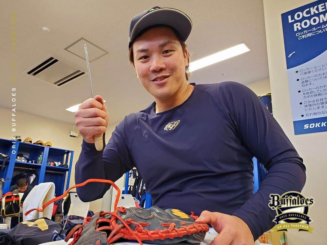 オリックス・バファローズさんのインスタグラム写真 - (オリックス・バファローズInstagram)「#伏見寅威 #とらい師匠 #オリの元気印  #グローブのお手入れ #当たり前のこと #歯磨きと一緒 #もう1回言うけど #歯磨きと一緒 #宮崎春季キャンプ #Bs2021 #buffaloes #baseball #ORIX #プロ野球」2月19日 16時36分 - orix_buffaloes