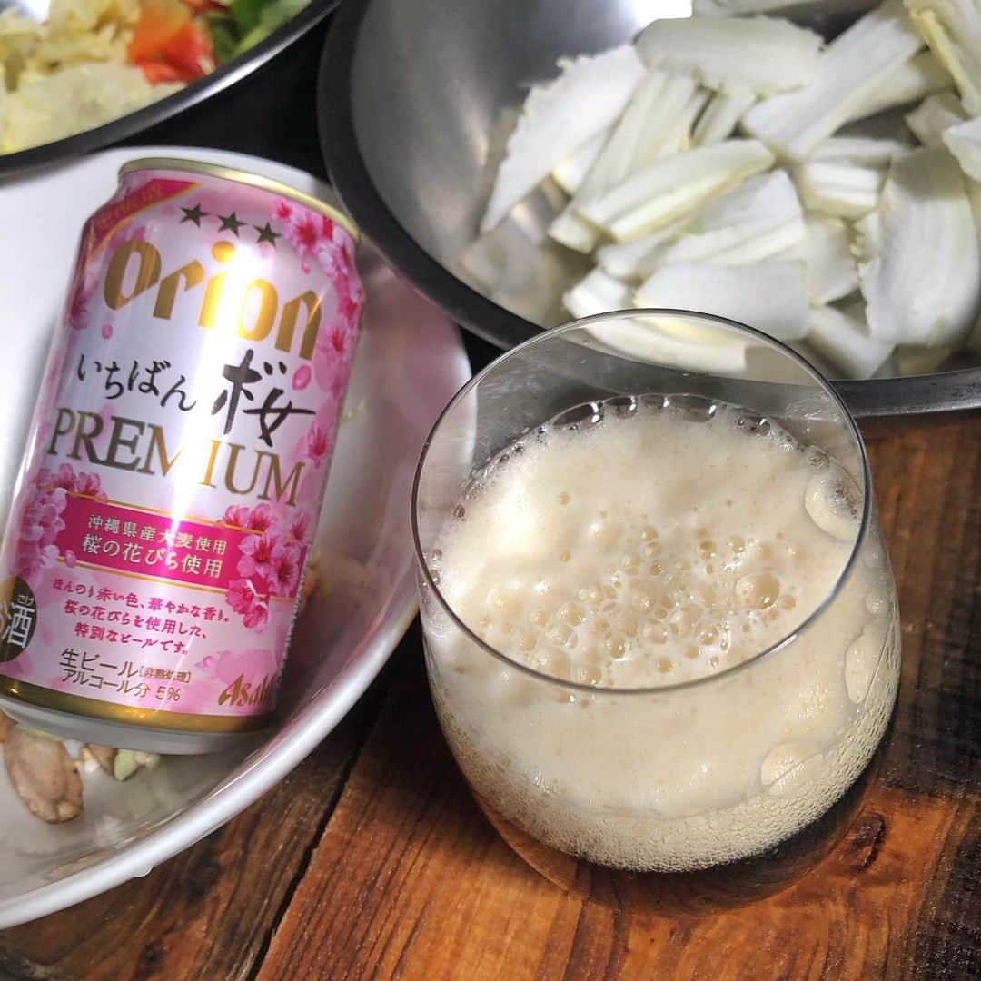 直樹 加藤のインスタグラム：「.. オリオンビールって、スッキリした味わいのビールってイメージでしょ？  限定醸造だけど、桜の花びらを使ったクラフトビール的なのもあります。  その名もオリオンいちばん桜プレミアム。  赤い色合い、複雑に重なり合うハーブのニュアンス。  プレーンなオリオンもいいけど、たまにはこんなテイストもいいよね〜  #大文字屋加藤酒店 #西七条 #梅小路 #町の酒屋 #オリオンビール #オリオンビールいちばん桜」