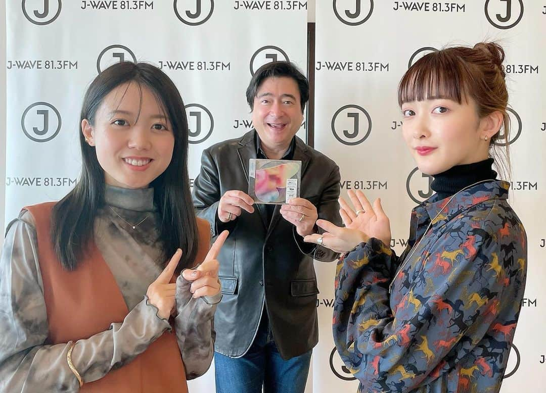 緑黄色社会さんのインスタグラム写真 - (緑黄色社会Instagram)「#jwave  「JK RADIO TOKYO UNITED」  平松愛理さんの「部屋とYシャツと私」をカバーさせていただきました。  #ジョンカビラ さん　と📸」2月19日 16時39分 - ryokushaka_official