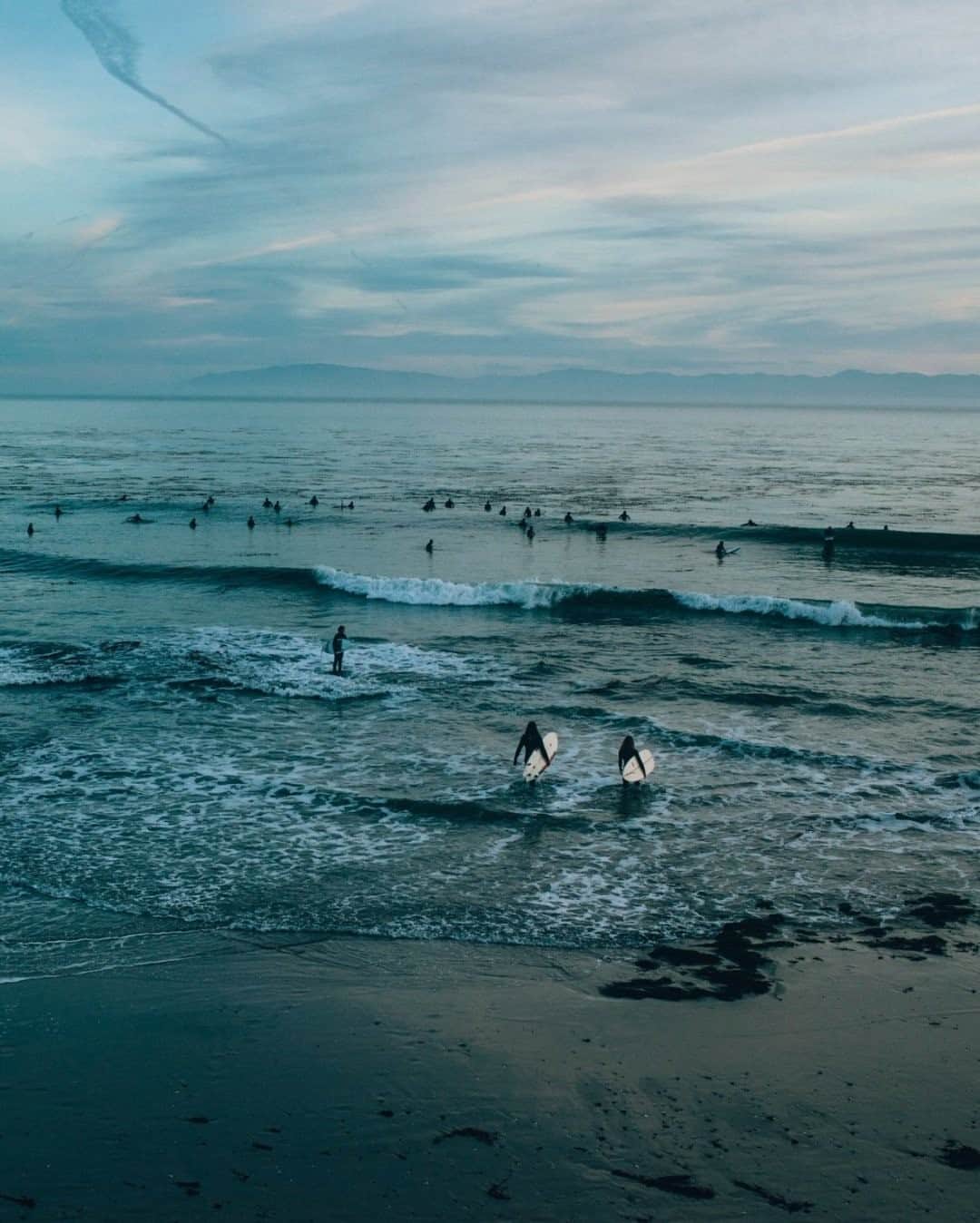National Geographic Travelさんのインスタグラム写真 - (National Geographic TravelInstagram)「Photo by @joshuacogan / Surfers line up for evening sets off the coast of Northern California. Beach breaks and kelp forests below make for an easy way to spend the dusk hours. For more images from the United States and around the world, follow me @joshuacogan.」2月19日 16時40分 - natgeotravel