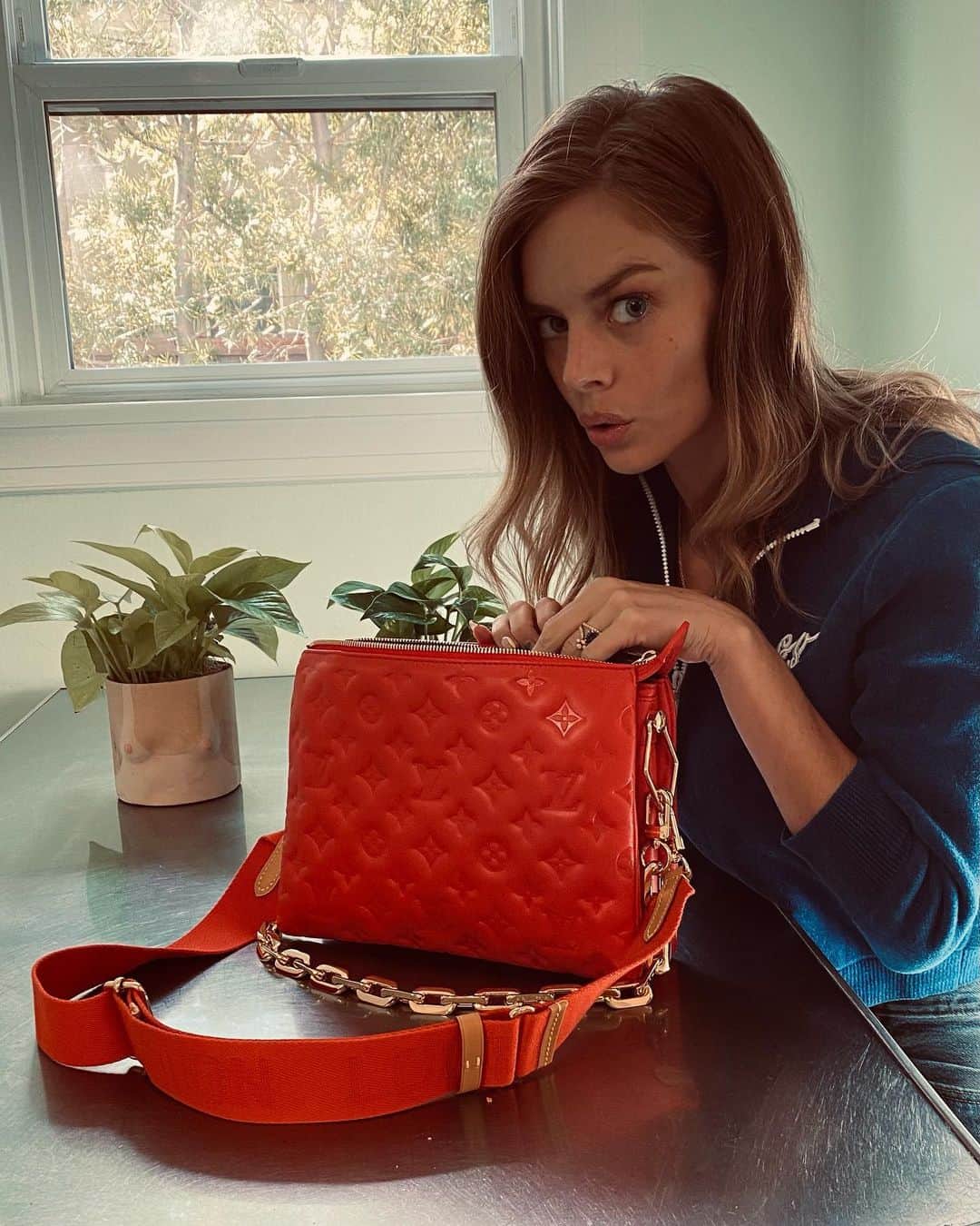 サマーラ・ウェイビングのインスタグラム：「Thank you @louisvuitton 🧡 @louisvuitton @nicolasghesquiere #lvcoussin」