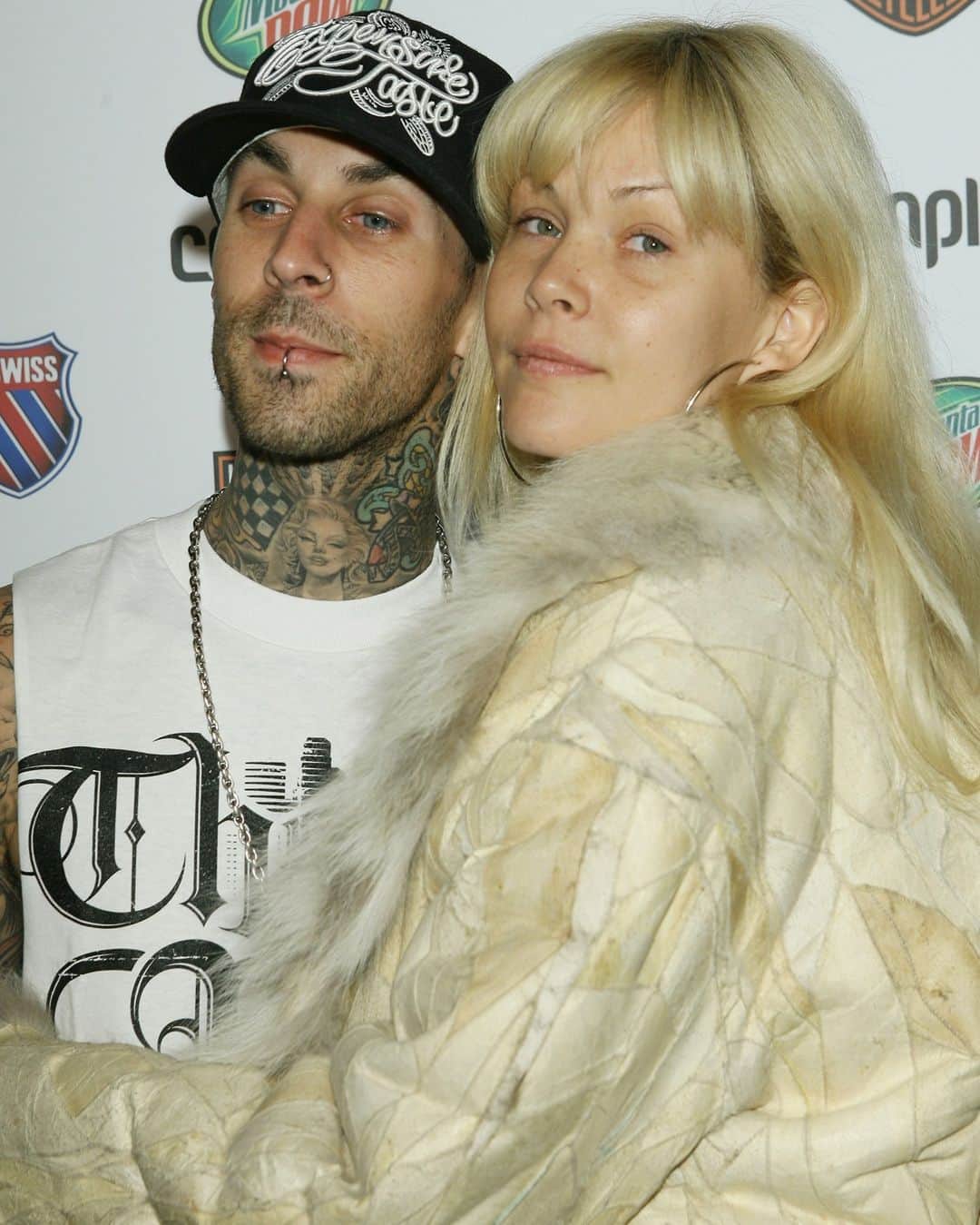 E! Onlineさんのインスタグラム写真 - (E! OnlineInstagram)「After Travis Barker's ex-wife Shanna Moakler reacted to their romance, Kourtney Kardashian once again showed support for her boyfriend on social media. Head to the link in our bio for all the s̶m̶a̶l̶l̶ ̶t̶h̶i̶n̶g̶s̶ shady social media exchanges. (📷: Getty)」2月20日 3時31分 - enews