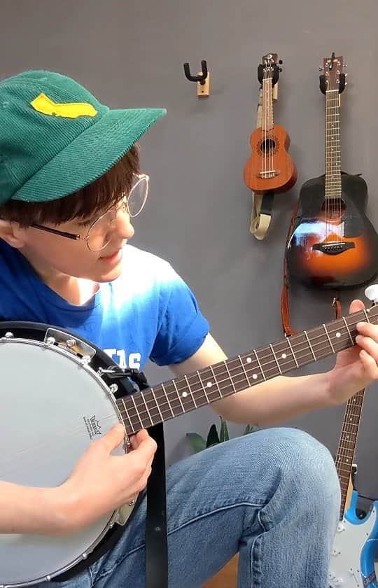 ハナー・ハートのインスタグラム：「a little ditty about death for all my ideation babies!  I woke up this morning with this in my head but I gotta figure out the chords.」
