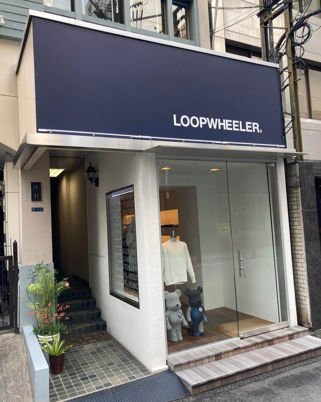 のインスタグラム：「. 大阪店でも早速、人気のちょいBig LWヘヴィウエイト吊り天竺バージョン。この新アイテムも即完売となる前にホワイトをディスプレイさせて頂きました！ スウェットシャツのように見えて実は季節を選ばす着用できるLW吊り天竺というところが最大のポイントですね。  The LW Tee which seems to be sweat shirt made with special material.  店舗では新型コロナウイルス感染拡大を防ぐため、スタッフはマスク着用にて接客の間合をとってご対応させていただきます。 店内におきましては次亜塩素酸空間除菌脱臭機を設置して消毒等十分店内環境を整えられるよう努めております。 . ご来店頂くお客様へのお願いと致しましては、マスクの着用をお願い申し上げます。 .  #loopwheeler #lwosaka #ループウィラー #吊り編み #tsuriami #吊り編み機 #日本製#スウェット #パーカー #カーディガン #Tシャツ #スウェットパンツ #長持ち #丈夫 #綿 #cotton #裏毛 #日本 #大阪 #心斎橋 #japan #osaka #shinsaibashi #madeinjapan」
