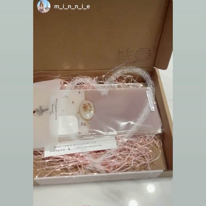Fleur Fleurのインスタグラム：「thank you @m_i_n_n_i_e  多謝你咁早訂購 sana iphone case!  春夏季用嚟襯衫一流呀💞💞💞」
