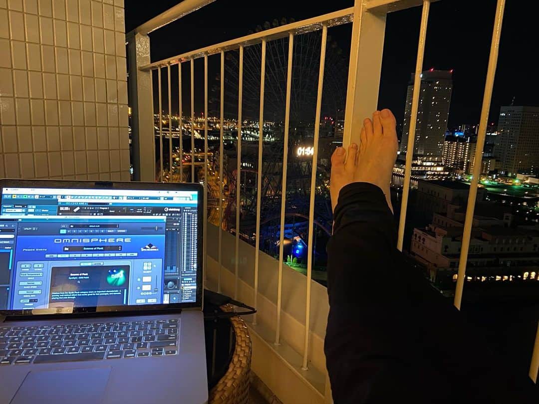 DE DE MOUSEのインスタグラム：「部屋からの夜景めっちゃいいからベランダで曲作ってる 夜景が最高で寒さも疲れも感じない  #dédémouse #dedemouse #電電鼠 #デデマウス #横浜 #夜景」