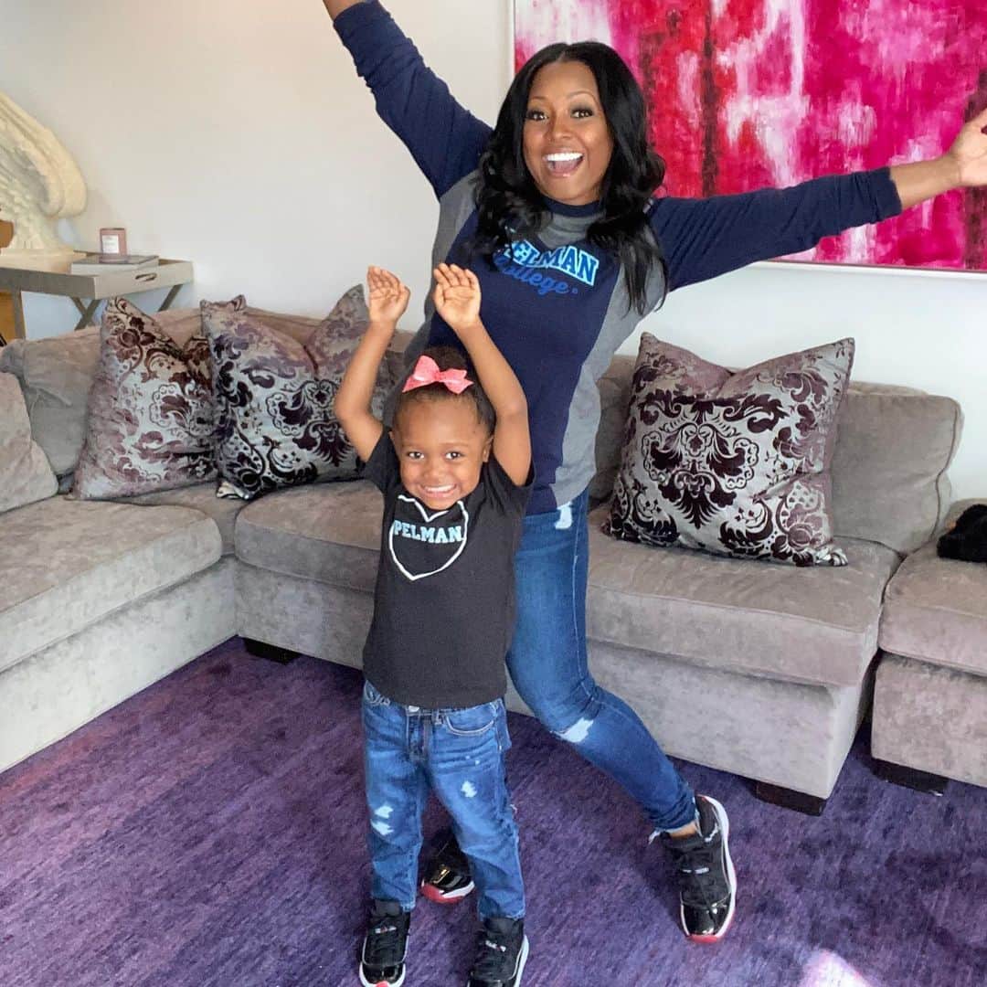 ケシア・ナイト・プリアムのインスタグラム：「Spelman taught me so much about womanhood. I love sharing stories with Ella and hope she chooses Spelman or another HBCU one day. There’s so much history. #WeLoveHBCUs #CartersPartner @carters」