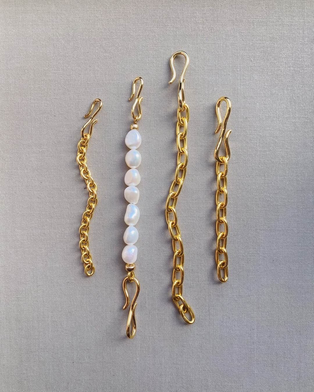 のインスタグラム：「Meet the extenders 👉 varying between 4.25” - 6.5” each strand of links (and pearls) gives you the wiggle room you need in order to achieve the “perfect length” ⛓ Why’d we do this? Because personal preference matters! And sometimes it’s not up to us to decide what the “best fit” looks like 👀 Tap to shop ☝️ #lizziefortunato」