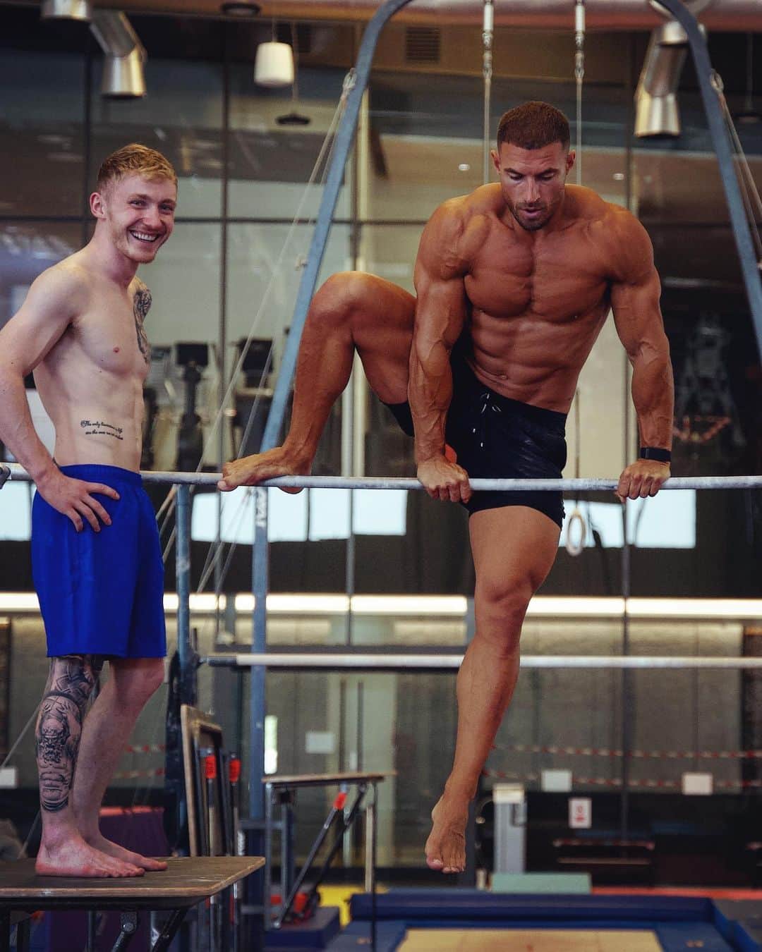 ナイル・ウィルソンのインスタグラム：「Pale Skinny Little boy , teaches Tanned Greek God how to fall into some foam 🤸🏼‍♂️🤣 @mikethurston Swipe right」