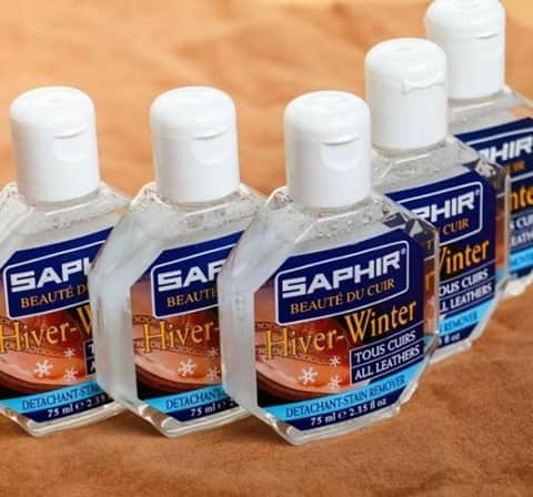 Saphirのインスタグラム：「❄️Our favorite leather items tend to be more fragile in winter. Pick the Hiver Winter stain remover to eliminate white marks caused by snow, water or salt!   ❄️ En hiver, nos cuirs préférés sont particulièrement fragiles. Pour les protéger, on opte pour une solution efficace avec le détacheur Hiver Winter qui élimine les marques blanches causées par le contact du cuir avec la neige, l'eau ou le sel !   @multirenowacja   #ShoeShine #Saphir #SaphirOfficial #Shine #ShoeCare #MirrorShine #SpitShine #Glossy #Gloss #ShoecareShop #TheshoeCareShop #Shoestagram #Shoeporn #Mensshoes #Stylishmen #Styleforum #MensShoes #DressShoes #LeatherShoes #ShoeGazing #ClassicShoes」