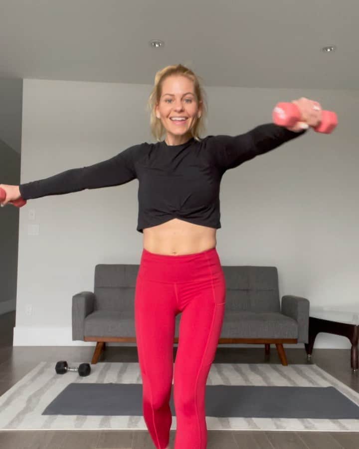 キャンディス・キャメロン・ブレのインスタグラム：「Getting in a few minutes changed my spirit 🙌🏼!! The endorphins from movement and exercise are everything! Need a pick me up? Smile and get moving! It will change your day. I use the @kirastokesfit app at home 😉. She’s the best 🙌🏼 -  leggings @lululemonmen Top @ivlcollective」