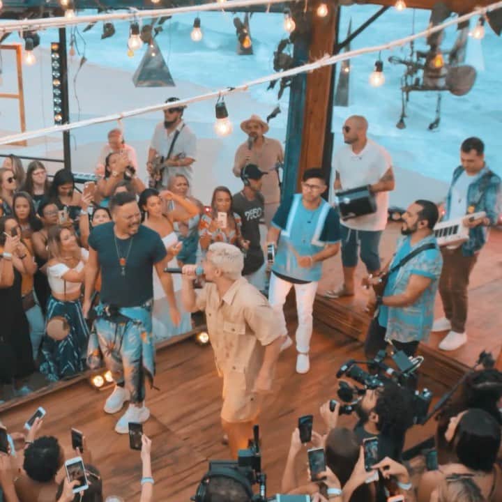 Sorriso Marotoのインスタグラム：「‘Fiz a Minha Parte’ lançou hoje em todas as rádios do Brasil! Esse momento transcende a música, fazer parceria com esse cara @tgmartins, que além de um artista completo é um grande irmão pra nós. Liguem e peçam na sua rádio favorita! 📻」