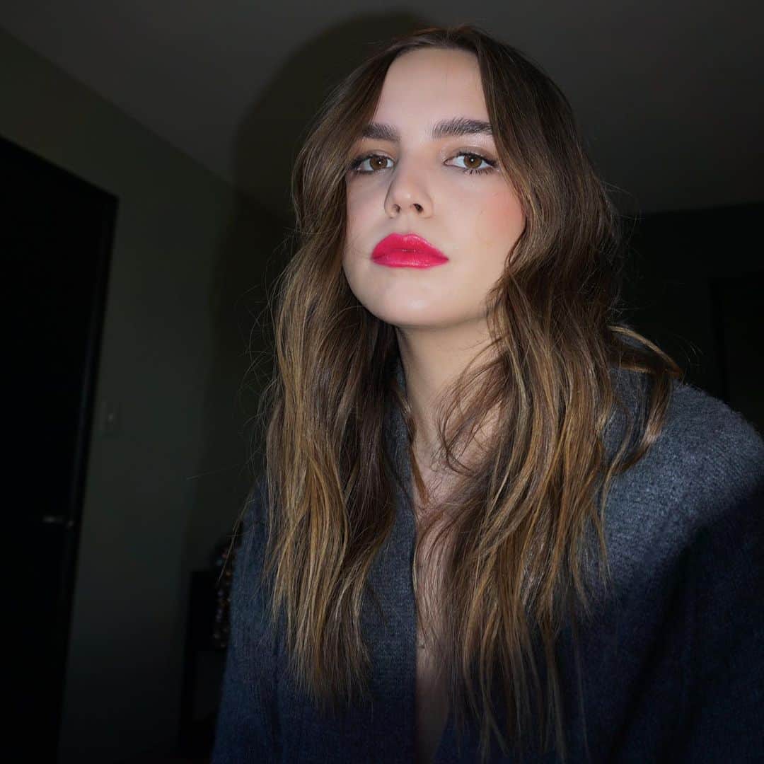 ベイリー・マディソンのインスタグラム：「Somethings coming soon..... 💋❤️」