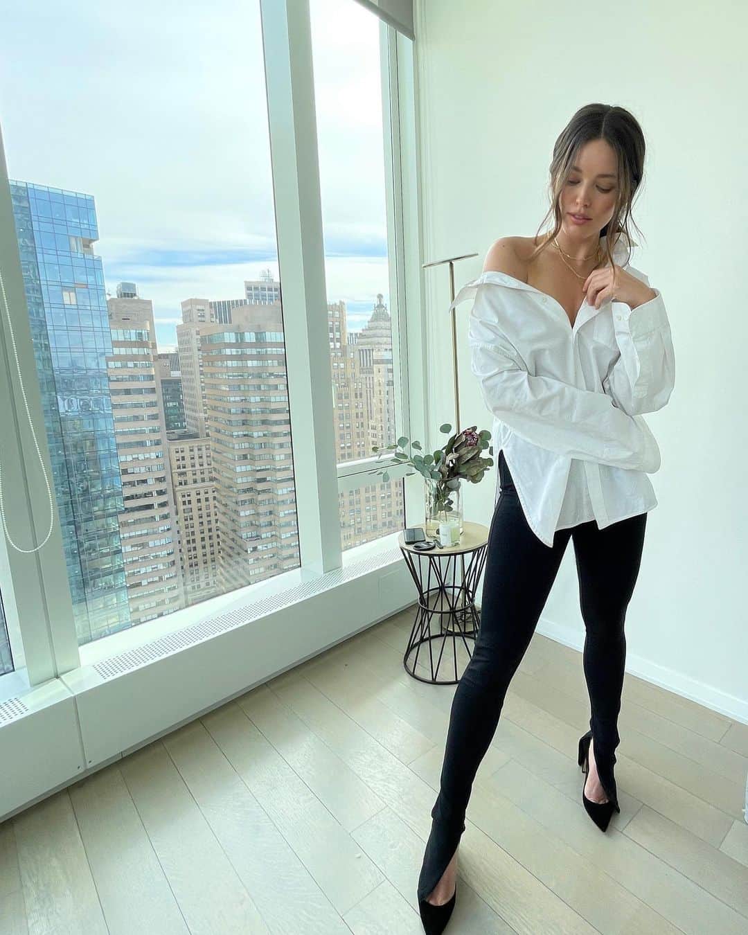 エミリー・DiDonatoのインスタグラム：「White button down #ootd 🕊」