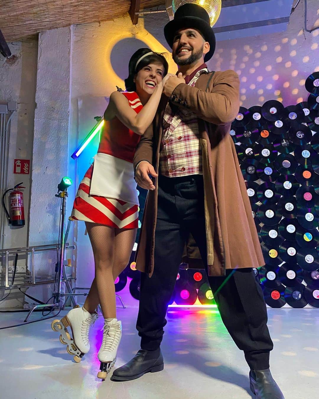 のインスタグラム：「Venga, que es viernes y @frnperea y yo lo sabemos 😄💃🏻🕺🏻  ¡Échense un buen baile! ...Aunque sea estilo #nuevanormalidad que es básicamente viendo las fotos de los que te echaste en su momento... 😅😉」