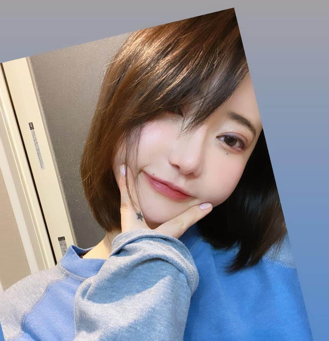 あたらしい女の子のインスタグラム：「お化粧の冒険家  ポーズも冒険してみた🐱」
