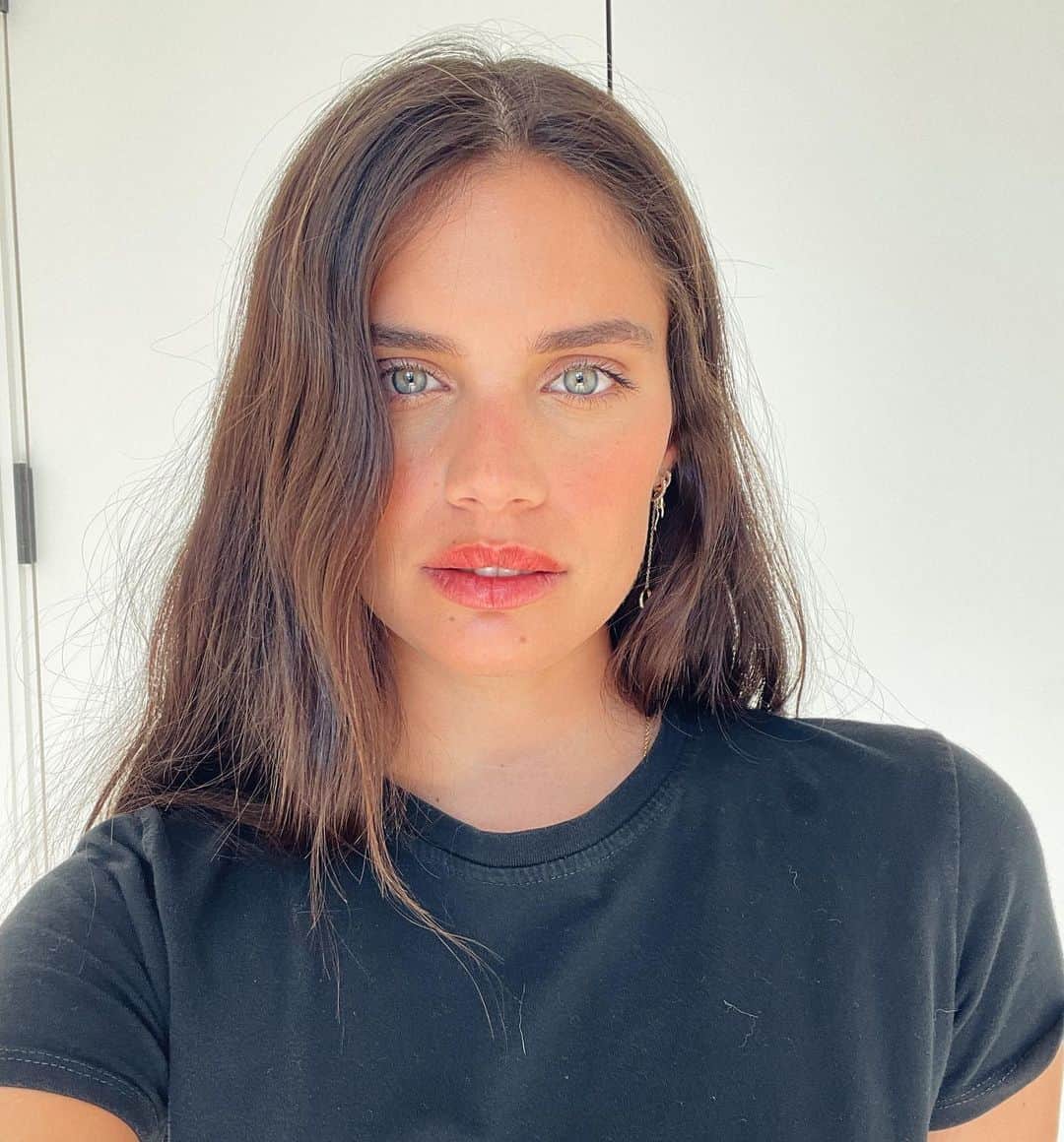 のインスタグラム：「What’s your favorite lipbalm for chapped lips? I’ve tried everything and can’t seem to get them not to be chapped 😩」