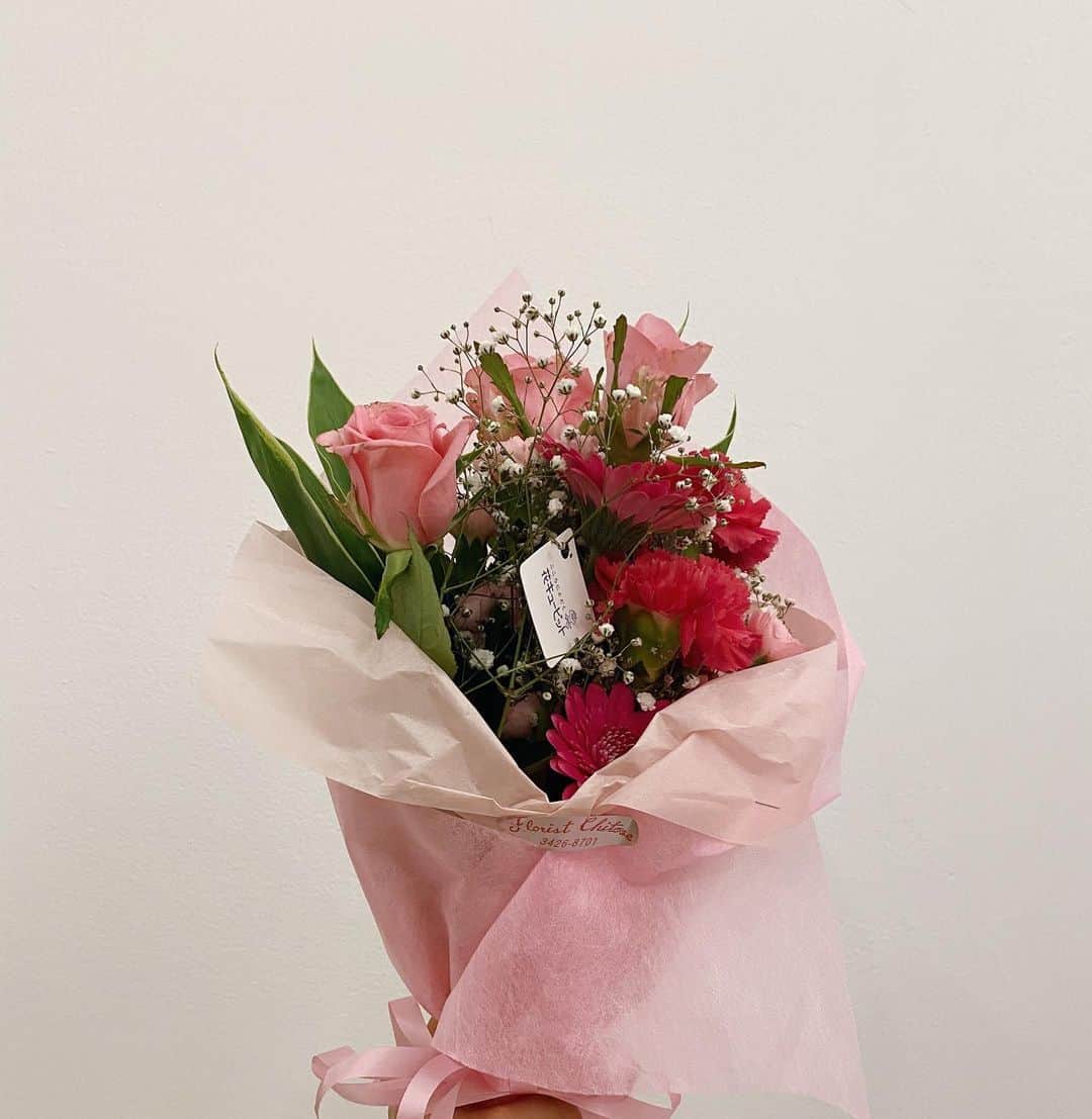 永江梨乃のインスタグラム：「写真を見返してたら懐かしい花の写真を見つけました😌  ロート製薬さんのCM撮影クランクアップの際に頂いたお花です💐」