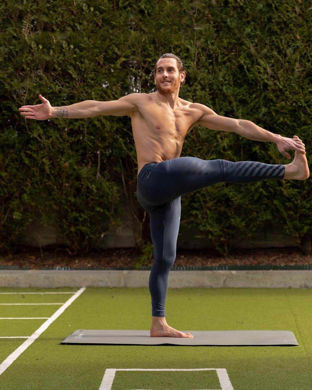 イバイ・ゴメスのインスタグラム：「🤷🏻‍♂️🤔 •  Introduciendo las primeras sesiones de yoga de la mano de @ecyogafit 🧘‍♂️  Mejora de movilidad, flexibilidad, fuerza... • ¿Habéis probado alguna vez? Empieza a molar MUCHO 🤟🏼 • 📸: @oierreydelika」