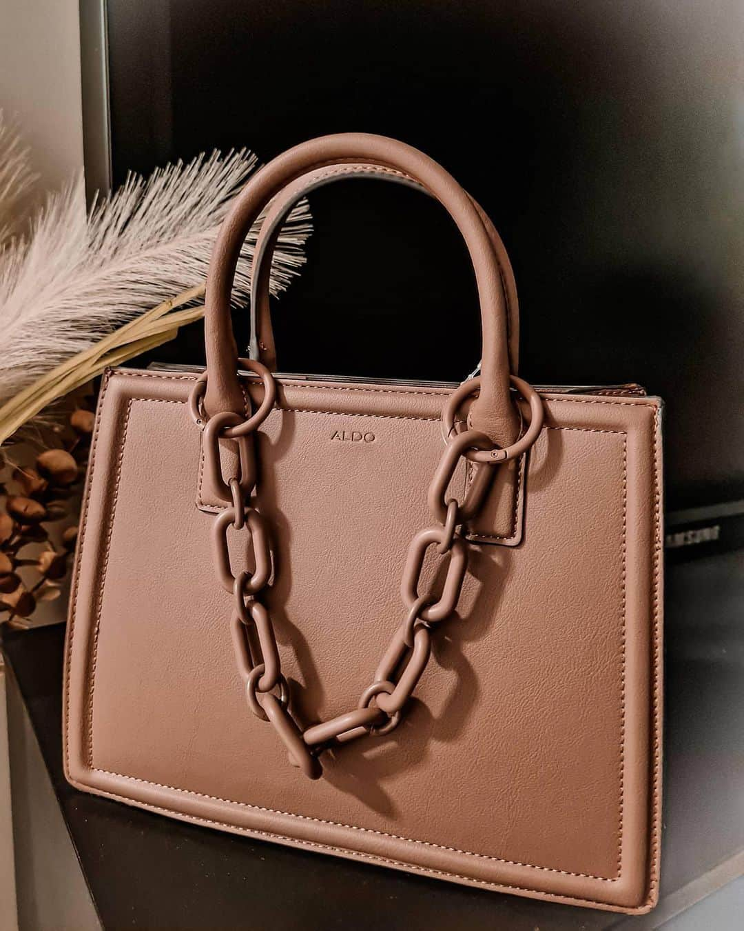 ALDO shoesさんのインスタグラム写真 - (ALDO shoesInstagram)「Hello Gorgeous! We’re living for the completely tonal handbag Galoassi, coming soon to stores. Make sure to get yours as soon as it drops. Photo by @petitecode #AldoShoes #bagandbrag」2月20日 2時33分 - aldo_shoes