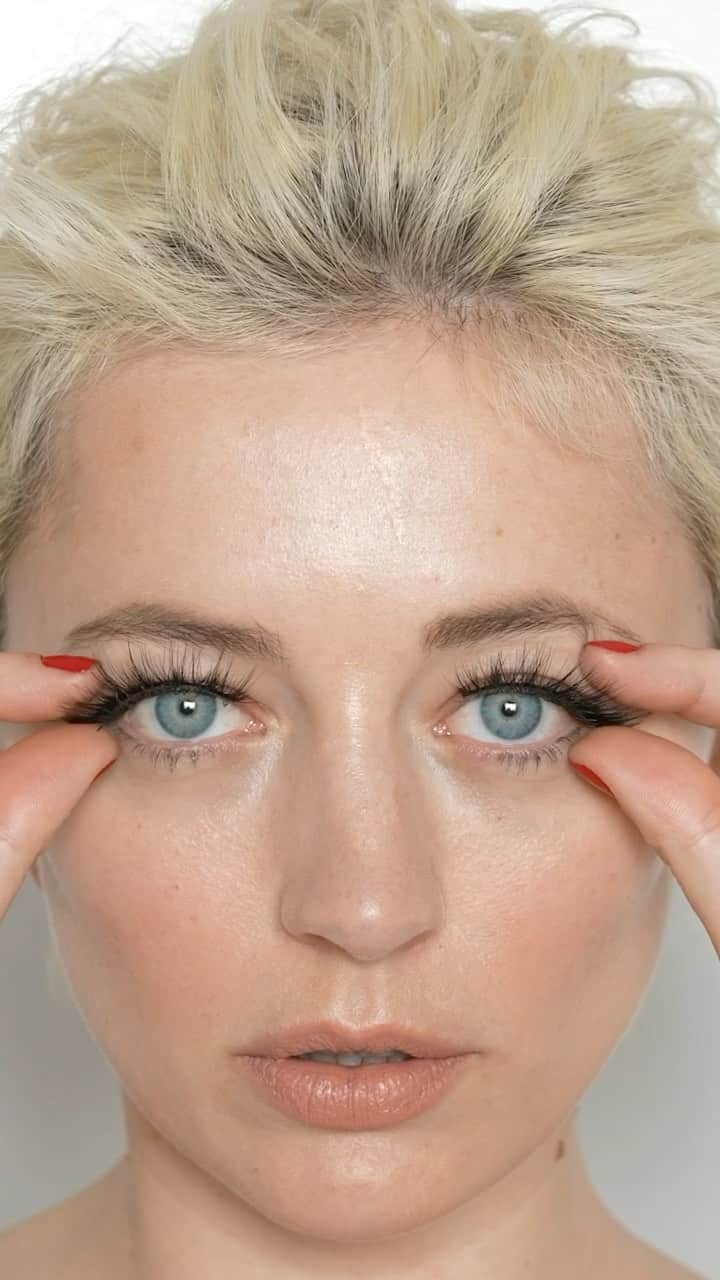 Bloomingdale'sのインスタグラム：「Mesmer-eyes-d by this #NationalLashDay-approved look on @carolinevreeland 👁️ Are you into false lashes?」