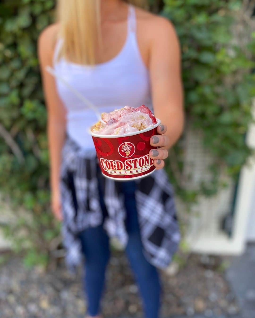 コールド・ストーン・クリーマリーのインスタグラム：「Order Our Strawberry Blonde® next time you visit us! 🍓 You can't go wrong with Strawberry Ice Cream with Graham Cracker Pie Crust, Strawberries, Caramel and Whipped Topping 😋」