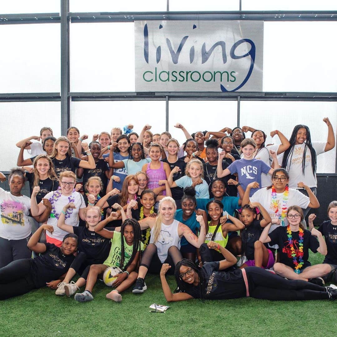 リンゼイ・ボンのインスタグラム：「Register your daughter now for Lindsey Vonn Foundation’s FREE #STRONGgoals Virtual Event on March 6th. Girls ages 11-14 will join me, @Chase, @lauriehernandez and @AlexBunttraining to teach fitness, online safety, and mindfulness and ask me questions at the end during our Q&A. Link in bio to register! 💪🏻❤️🙏🏻 @lindseyvonnfoundation」