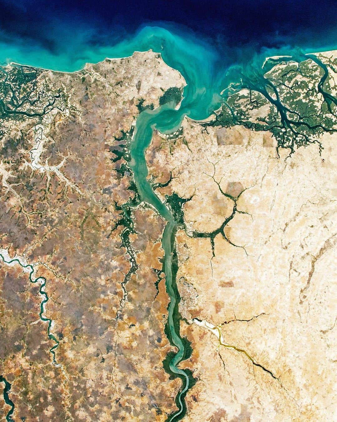 Daily Overviewさんのインスタグラム写真 - (Daily OverviewInstagram)「The Gambia is the smallest country in mainland Africa, following the path of its namesake river roughly 200 miles (320 km) inland from the Atlantic Ocean. Apart from its western coast, the nation is bordered on all sides by Senegal and is just 4,127 square miles (10,689 square km) in area — about one-third the size of Belgium. Some 2 million people live in The Gambia, many residing on the coast and in the capital city of Banjul. — Created by @overview Source imagery: @nasaearth」2月20日 2時46分 - dailyoverview