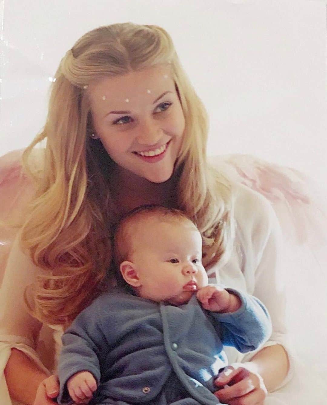 リース・ウィザースプーンのインスタグラム：「Me and my little Angel Ava 💫 #1999 on the set of Little Nicky playing @adamsandler’s mom. Yes. His MOM. 🤣」