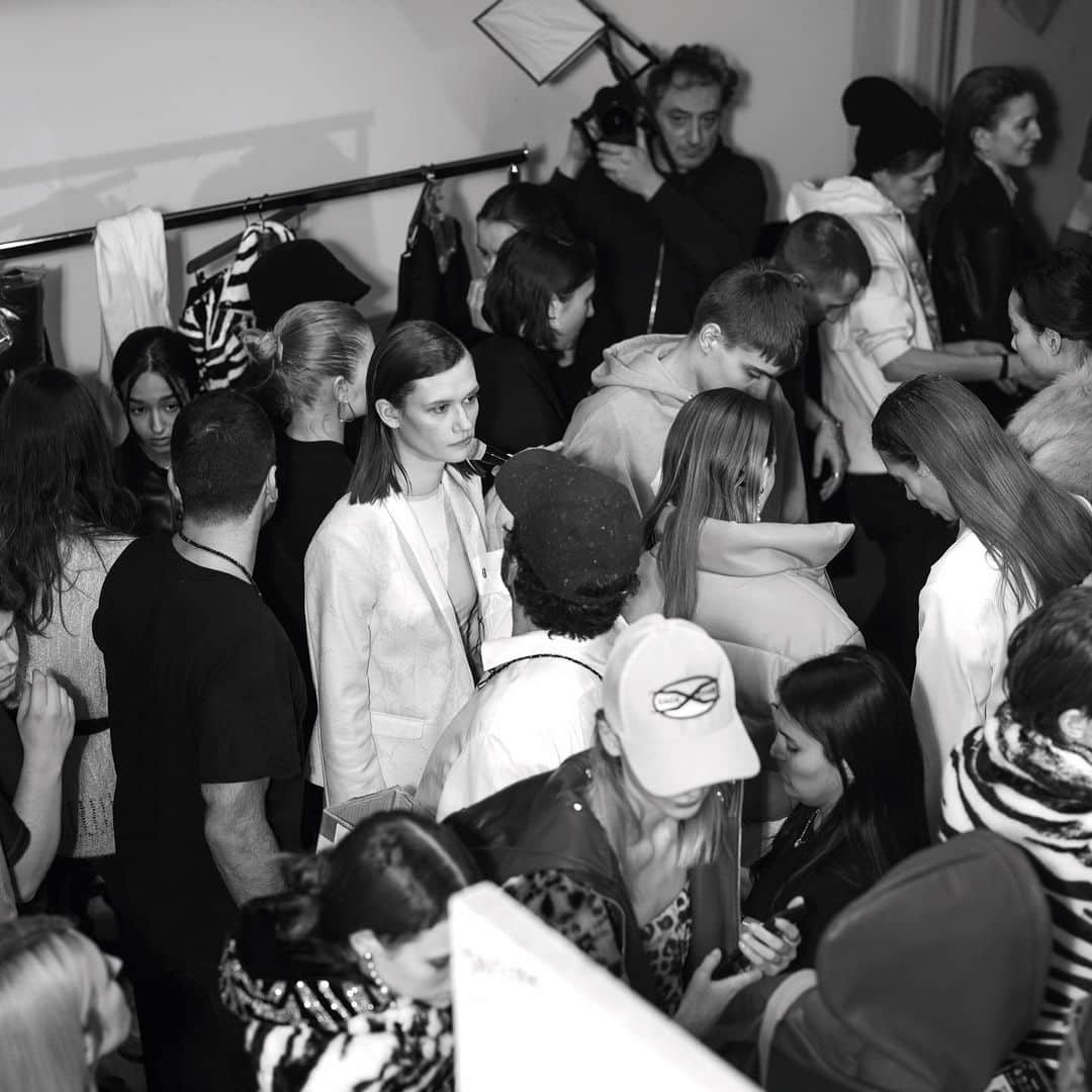 イーチ x アザーのインスタグラム：「RUNWAY BACKSTAGE」