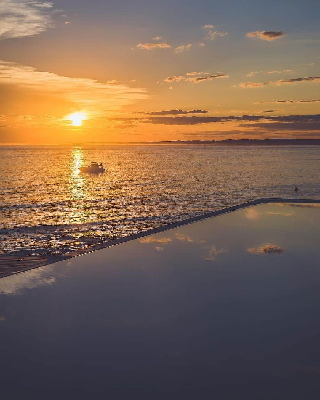 オールバーブラウンのインスタグラム：「The Atlantic's windswept coastline is an inspiration for so many of us, be it for unwinding, creating or indulging in recreation. We've scoured the Atlantic coastline to locate the best retreats in which to kick back & re-energise. Because right now, wellness is more important than ever. Read about these fantastic retreats & get inspiration for your next trip via our link in bio.  #OrlebarBrown #OBsAroundTheWorld #AtlanticCoast」