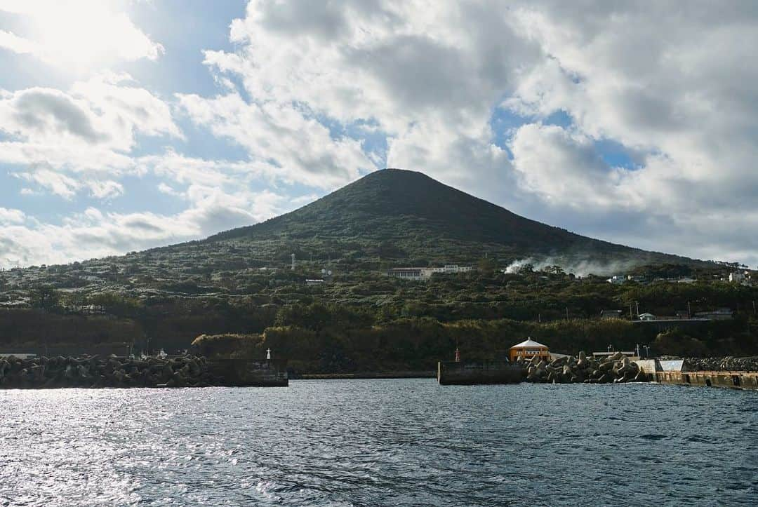 Jade Furutaのインスタグラム：「Did you know Toshima island is part of Tokyo and it’s beautiful?😍I didn’t know this, and I’m looking forward to visiting it for the first time!🌸💫💫for more info: www.t-treasureislands.metro.tokyo.lg.jp/en/）   . . . . #ad #tokyosecretisland #TOKYOTREASUREISLANDS #toshima #toshimaisland  #TREASUREMEMORIES #tokyobeach #tokyonature」