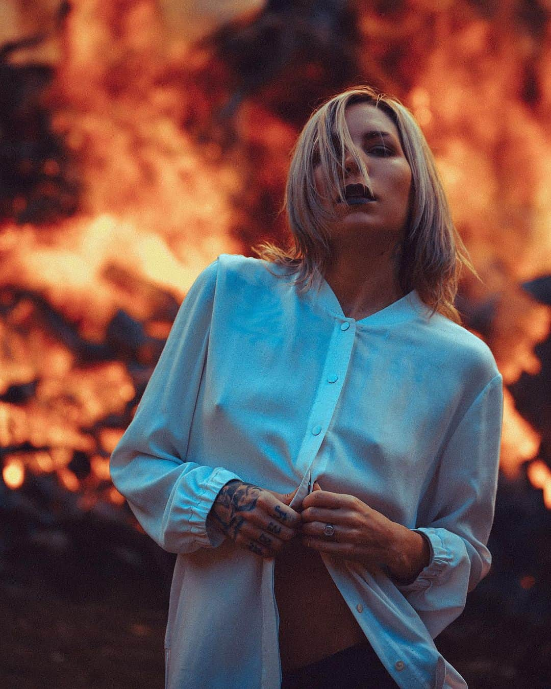 スカイラー・グレイのインスタグラム：「If I was a fashion brand I would use fire as the backdrop for all the models in the campaign. But I’m just a girl playing with fire. There was no purpose for these photos... no Black Magic video (sadly)... just having fun making art with @rjmckinnon」