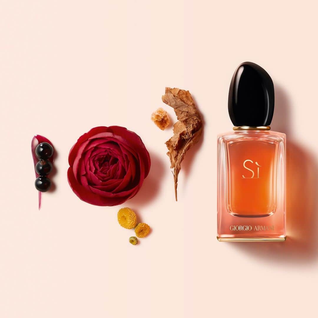 Armani Beautyさんのインスタグラム写真 - (Armani BeautyInstagram)「Explore your most intense side. SÌ EAU DE PARFUM INTENSE fuses blackcurrant nectar with Isparta rose and enveloping patchouli, to reveal a fiercely intense and boldly elegant scent.   #Armanibeauty #ArmaniSi #SaySi #fragrance」2月20日 2時59分 - armanibeauty