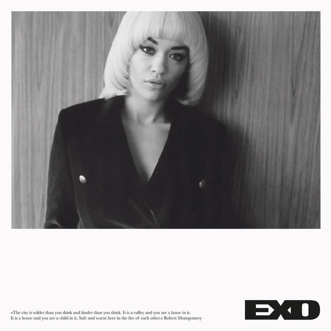 イーチ x アザーのインスタグラム：「RITA ORA WEARING OUR DOUBLE BREASTED PALATINE VELVET BLAZER  @ritaora」