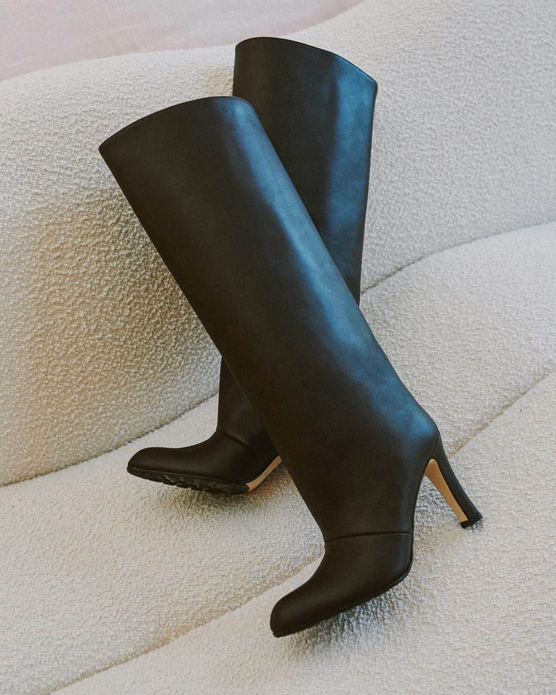 ネッタポルテさんのインスタグラム写真 - (ネッタポルテInstagram)「BOOT UP: A wardrobe staple, the knee-high boot is a timeless classic – @manoloblahnik's versatile style is on the top of today's wish list  Tap the link in bio to shop at #NETAPORTER」2月20日 3時01分 - netaporter