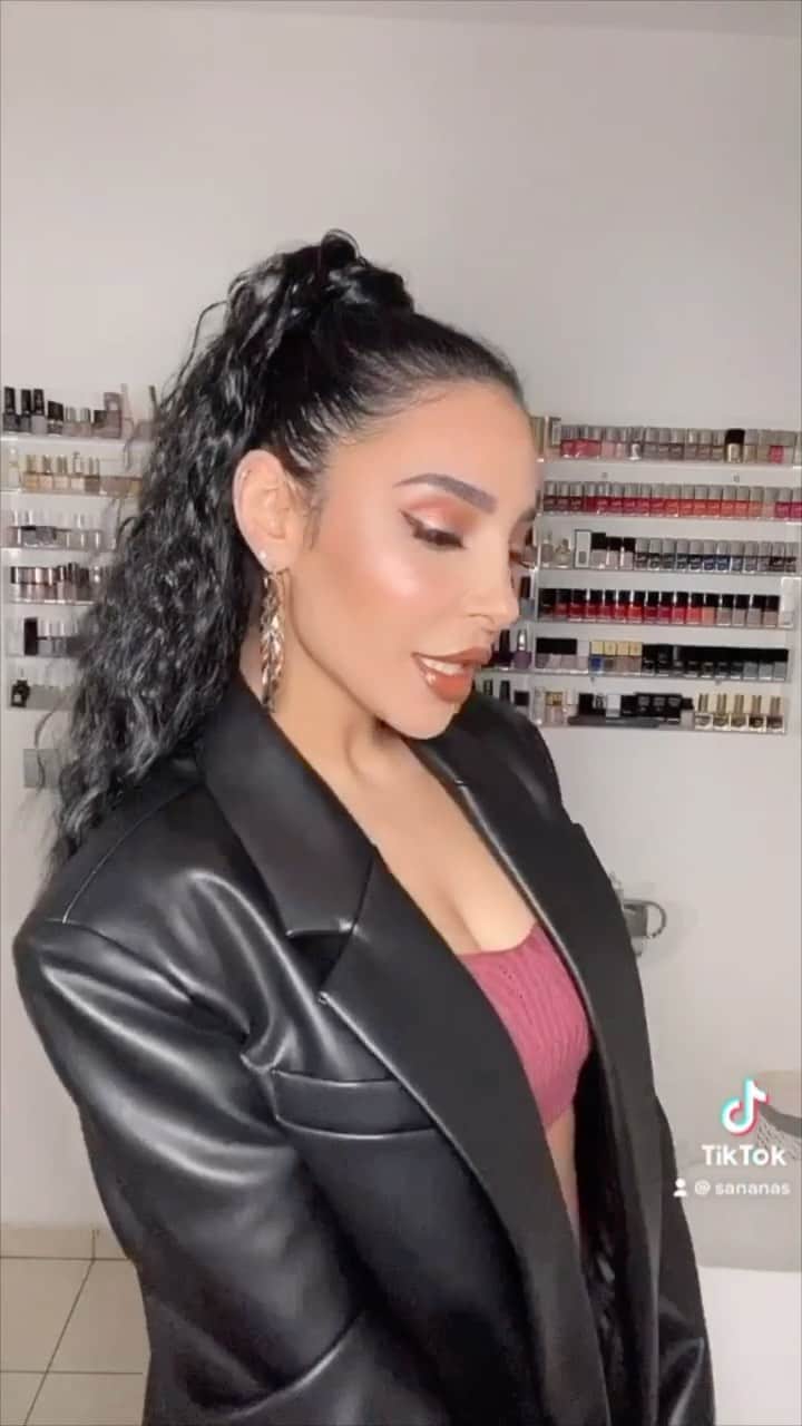 sananasのインスタグラム：「Are you a good witch or a bad witch 😈Je vous ai fait le total look get ready with me en story si ça vous dit ! Et vive le make up. C’est tout pour moi bon week end 😂  PS : Nouvelle vidéo Youtube en ligne ! Lien dans la bio😘」