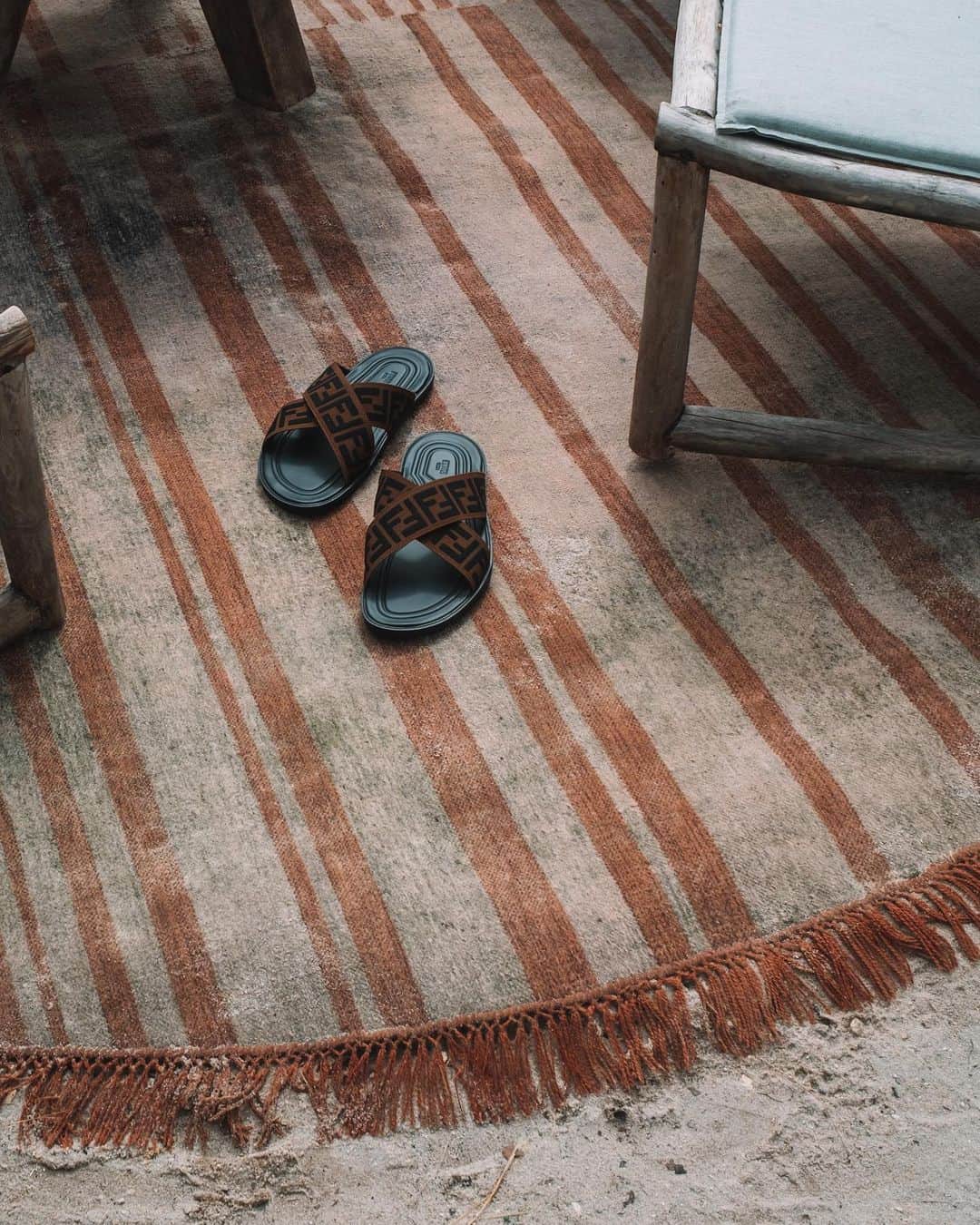 MR PORTERのインスタグラム：「Miami's @1beachclubsobe brings the inside out. You could quite easily spend a lazy afternoon lounging on one of their sofas, cocktail in hand. Kick-off your shoes (or @fendi slides) and feel the sand between your toes. #MRPORTERontheroad  📷 @yossib」