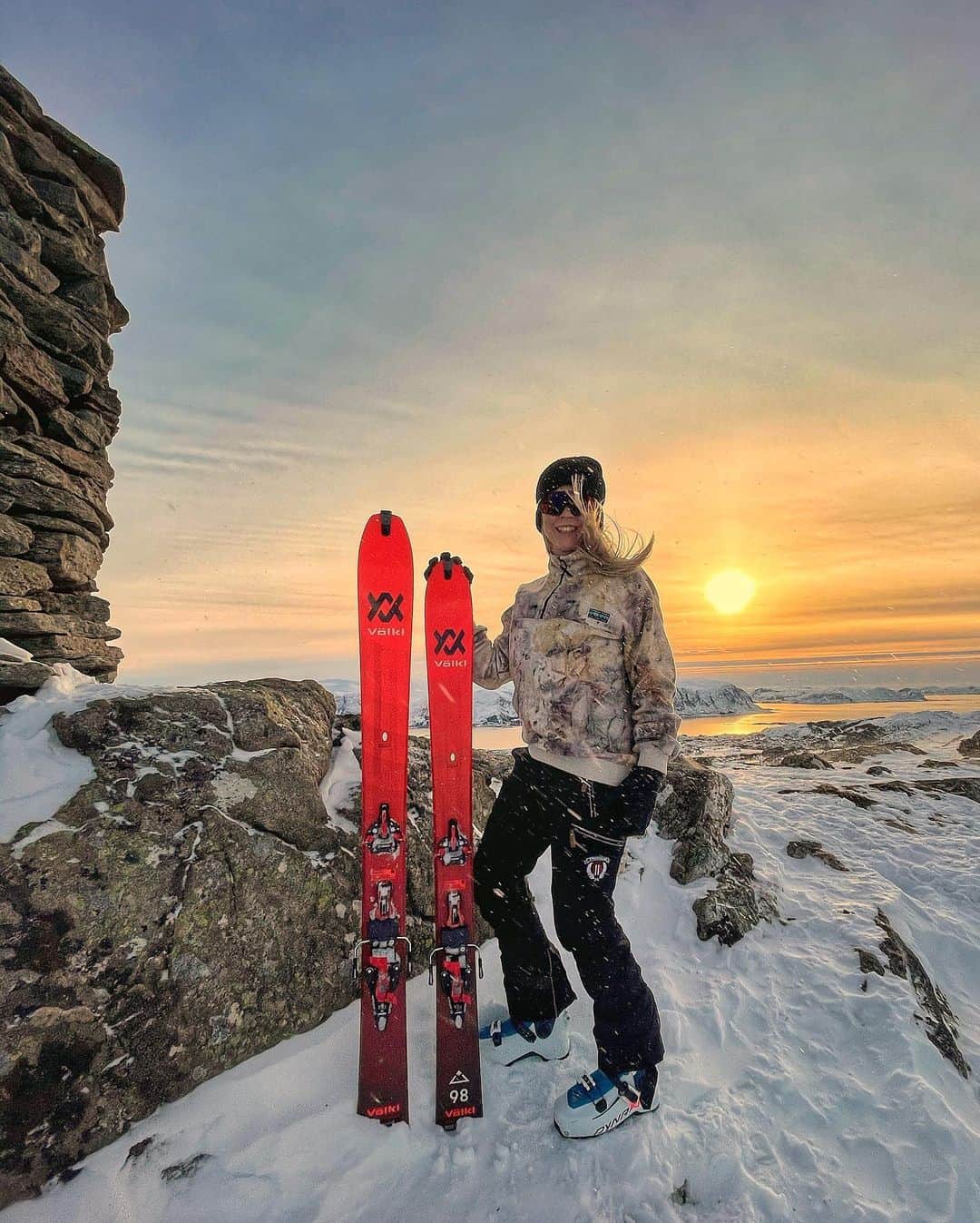 Inger-Lise Lillerovdeのインスタグラム：「annonse| Skia er pakket, og vi er klar for livets første vinterferie 🎿 Nevnte jeg at det er meldt 8 grader og regn?? 😭 Snakk om flaks sii! Flere som er klar for vinterferie eller? Med + eller - grader??  . ❗️RABATTKODE ❗️ Uansett, min nye følgesvenn på tur er hvertfall med -verdens fineste fleece overdel fra @junkyardnorge 🤩 Swipe for å se flere bilder av vårens favoritter fra Junkyard! Med rabattkoden  INGERL20  får du nå -20% på alle varer ved kjøp over 500kr (gjelder ikke salgsvarer) 👌🏼 Og de har masse fint!! __________________________________ #rabattkode #junkyard #minstil #mywqy #ootd #vår #vårmote #ski #fjell #ut #utno #herøyhavland #volkl #liveterbestute #happy #happyface #mystyle #style #mountain #randonee #randone #skiing #topptur #leinehornet #sunnmøre #mote #whatiworetoday #outfitinspiration」